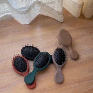 Mini spazzole per capelli portatili in cinque colori con cuscinetto ad aria su legno
