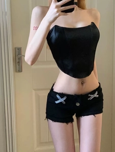 Detailansicht der schwarzen Denim-Shorts mit weißen gekreuzten Riemen und Logo-Aufdruck