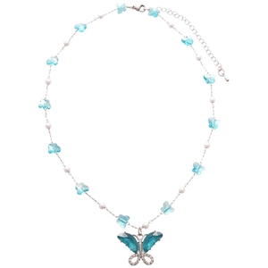 Elegante collar de perlas de mariposa con diamantes azules en un fondo blanco