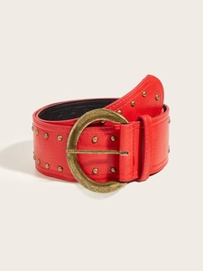Détail d'une ceinture en cuir punk rouge avec deux rangées de clous dorés et boucle rétro