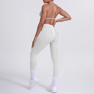 Dettaglio dei pantaloni yoga a vita alta senza cuciture e del reggiseno sportivo grigio