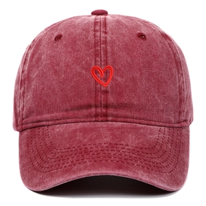 Berretto da baseball in cotone lavato bordeaux con logo a cuore ricamato e visiera curva