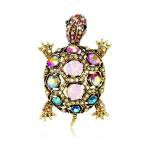 Détail de la broche tortue vintage avec strass colorés sur une base en métal doré