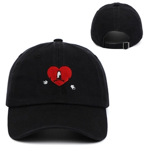 Détail de la boucle en métal et broderie cœur rouge sur ce chapeau bob en velours noir