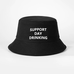 Détail du slogan SUPPORT DAY DRINKING sur le bob en toile de coton noir