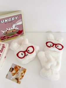 Detailansicht der weißen Plüsch-Hasenfäustlinge mit roter Brille und Beutel
