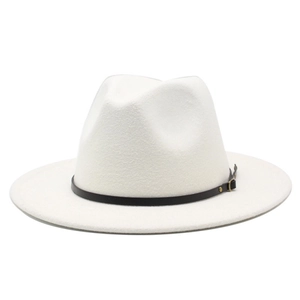 Dettaglio del cappello fedora bianco in feltro con cinturino sottile in pelle nera e fibbia