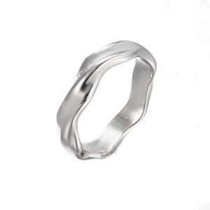 Anello Mobius in argento lucido con design a onde irregolari su sfondo bianco