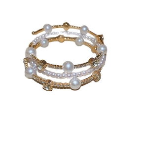 Bracelet multicouche doré de style français orné de perles et de strass brillants