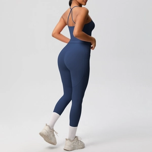 Détail d'un ensemble de yoga bleu marine avec legging taille haute et brassière sport
