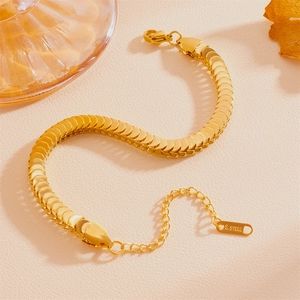Bracelet à mailles écailles de poisson en acier inoxydable doré avec fermoir mousqueton