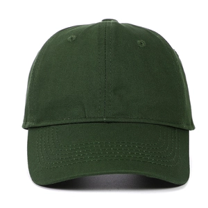 Dettaglio del cappellino da baseball in cotone verde scuro con occhielli e cuciture piatte
