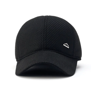 Detailansicht der schwarzen Winter-Basecap für Herren mit Berglgo und Rippenstruktur