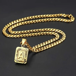 Collana a catena cubana placcata oro 18k con ciondolo quadrato lettera A maiuscola