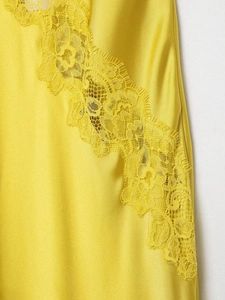 Détails du tissu en satin jaune vif avec des broderies de dentelle florale complexes