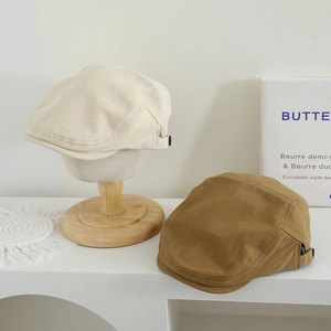 Bérets classiques pour enfants en crème et marron avec boucle de réglage arrière