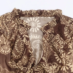 Boheemse chiffon jurk met paisley print halslijn details bruine ruches en lederen riem