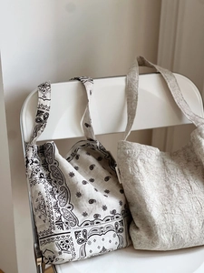 Détails de motifs paisley brodés et texture froissée sur des sacs fourre-tout en coton