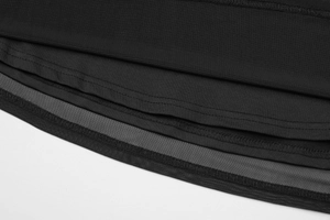 Détails de robe noire en maille montrant les coutures et la superposition de mesh