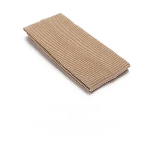 Gros plan sur le bandeau en tricot côtelé kaki montrant la texture du tissu élastique