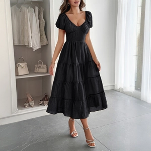 Abito midi nero da donna con maniche a sbuffo e vita attillata per le vacanze estive