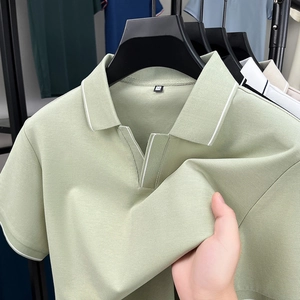 Detailaufnahme von hellgrünem Kurzarm-Poloshirt zeigt hohe Elastizität und Stofftextur