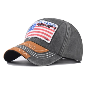 Detail der Vintage-Baseballkappe aus grauer Baumwolle mit USA-Flagge und Wildlederschirm