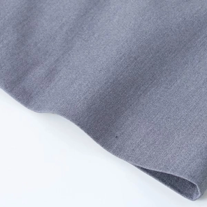 Vue macro du tissu gris en polyester avec un tissage diagonal fin et un reflet subtil