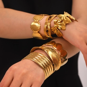 Ensemble de bracelets luxueux en acier inoxydable plaqué or 18 carats aux motifs variés