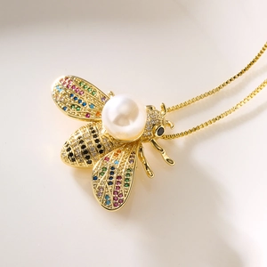 Collana con ciondolo ape placcata oro con gemme colorate, perla grande e catena box
