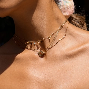 Collar de capas de acero inoxidable dorado con dijes de corazón, estrella y flor