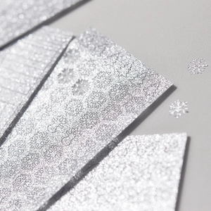 Silberne Glitzer-Weihnachtsnagelsticker mit geprägten Schneeflocken und Motiven