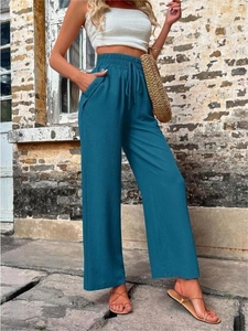 Détails du pantalon taille haute montrant les boutons et la texture tricotée