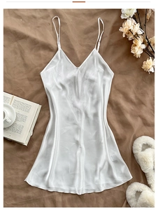 Nahaufnahme eines weißen Satin-Unterkleids mit V-Ausschnitt und schmalen Trägern