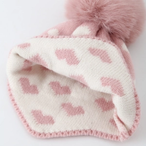 Bonnet en tricot rose et blanc pour bébé avec motifs de cœur et pompon pour l'hiver