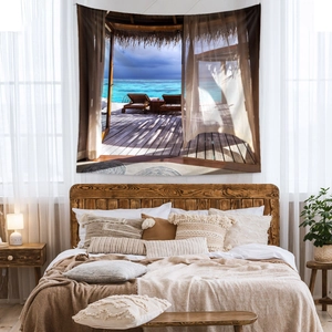 Détail d'une tapisserie de plage bohème suspendue comme fond de tête de lit de chambre