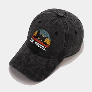 Détail de la casquette grise en coton délavé avec chat noir et motif 'EW, PEOPLE'