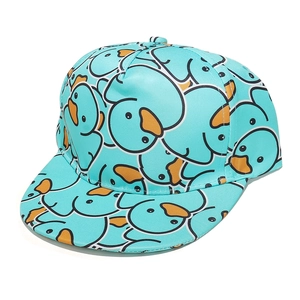 Detail van een stijlvolle turquoise baseballpet met een levendig cartoon eendenpatroon