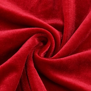 Gros plan du tissu en velours rouge de haute qualité avec des plis élégants