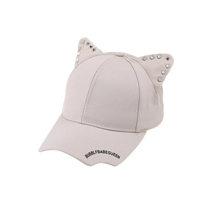 Gorra de béisbol beige con orejas de gato en 3D y tachuelas plateadas decorativas