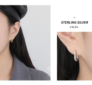 Dettaglio di orecchini a cerchio ovali in argento sterling S925 color oro e argento