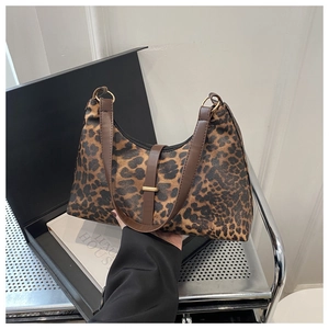Detailansicht der Schultertasche mit Leopardenmuster, Lederriemen und goldener Metallschnalle