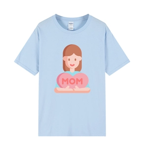 Détail de l'imprimé cœur MOM de dessin animé sur un t-shirt en coton bleu clair pour maman