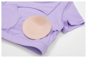 Dettaglio del top da yoga viola chiaro con imbottiture XS rimovibili e ritagli