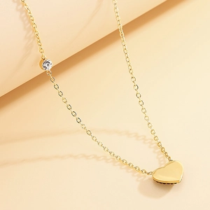 Collier avec pendentif cœur doré, accent en cristal scintillant et chaîne à maillons fins