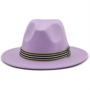 Dettaglio cappello fedora in lana lavanda con nastro decorativo a righe eleganti