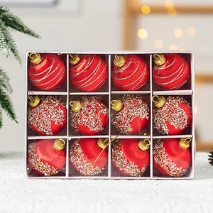 Vue détaillée de 12 boules de Noël rouges avec fil de soie et décors de paillettes