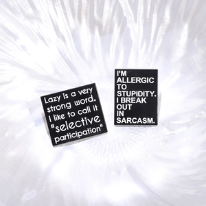 Broches minimalistes en émail noir avec texte anglais pour vêtements et sacs à dos