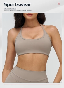 Détail du soutien-gorge de yoga dos nu extensible avec col en U sur un mannequin