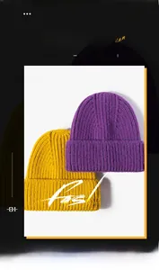 Vue détaillée de bonnets en grosse maille côtelée en violet foncé et jaune gingembre